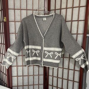 Chic Gray & White Bow Cardigan PTP 22 inches